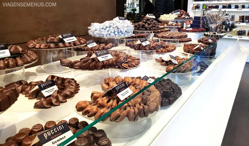 Melhor chocolate de Amsterdam: Puccini Bomboni - foto da bancada com vários chocolates