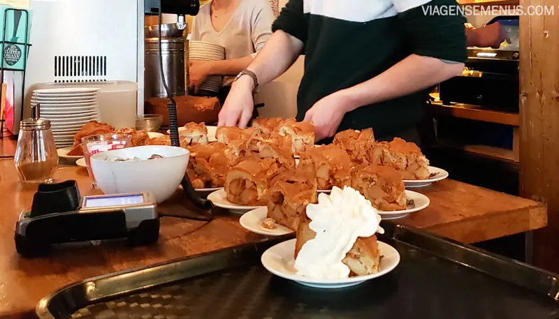 O que comer em Amsterdam - Torta de maçã. Balcão da Winkel 43 com vários pedaços da torta.
