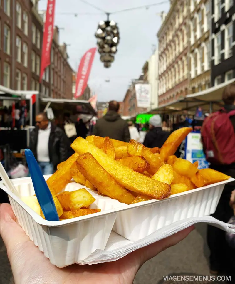 O que comer em Amsterdam - Patat - batata frita no pratinho com a cidade ao fundo