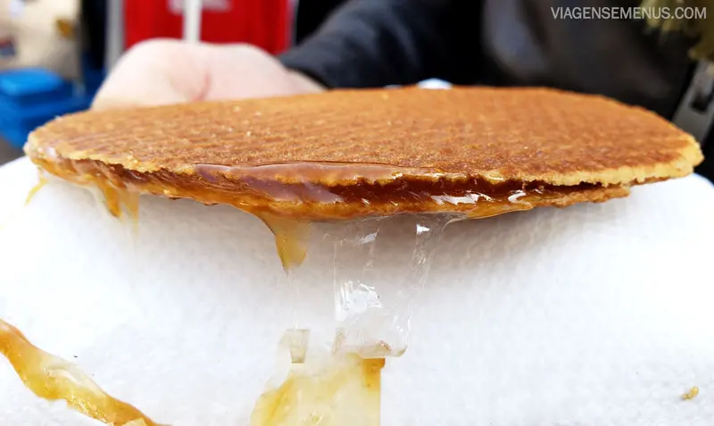 O que comer em Amsterdam - Stroopwavel - caramelo saindo do stroopwafel