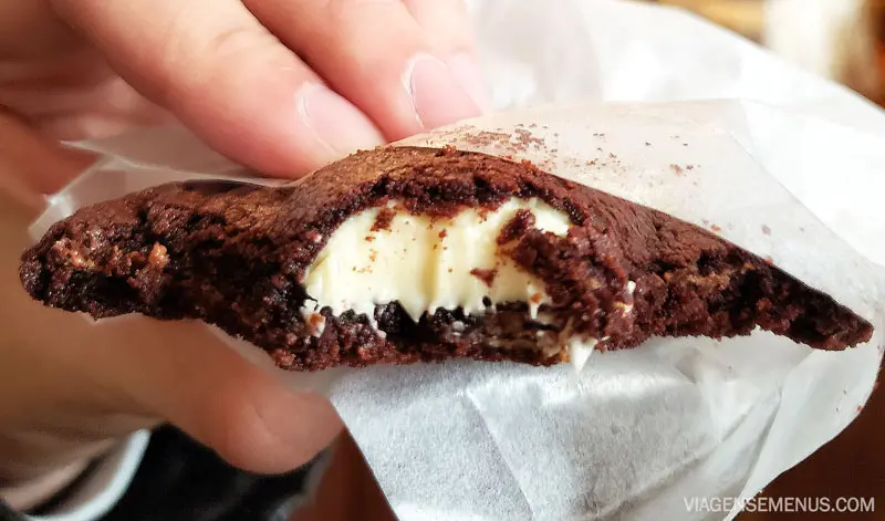 O que comer em Amsterdam - Cookie Van Stapele - imagem do cookie mordido mostrando recheio