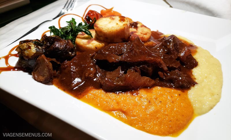 Passeio de barco com jantar em Budapeste - carne