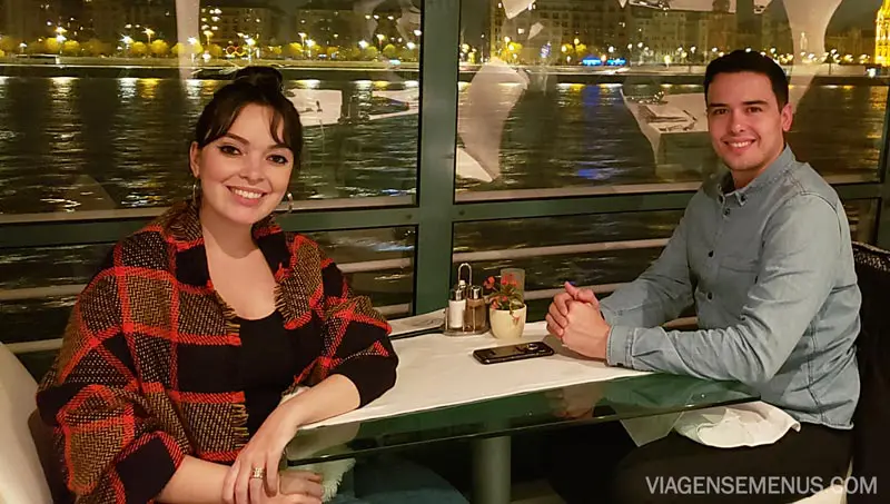 Passeio de barco com jantar em Budapeste - Livia e Samuel na mesa