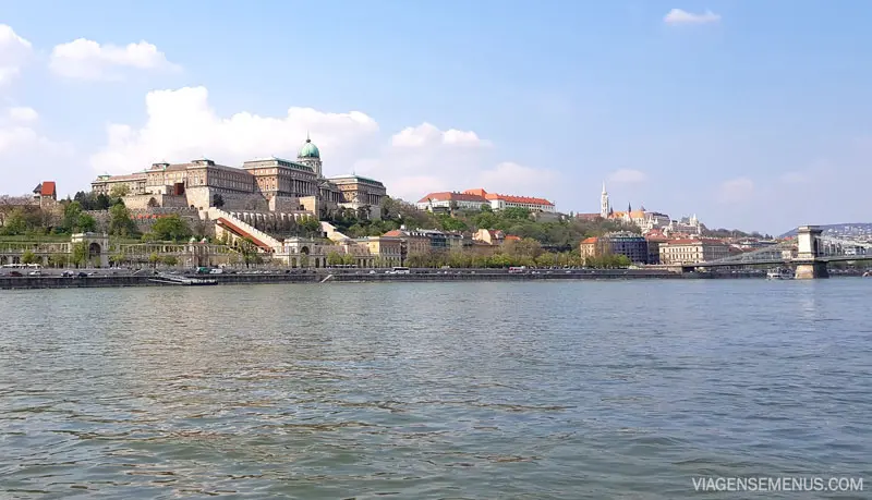 Passeio de barco em Budapeste - imagem panorâmica do Castelo de Buda e arredores