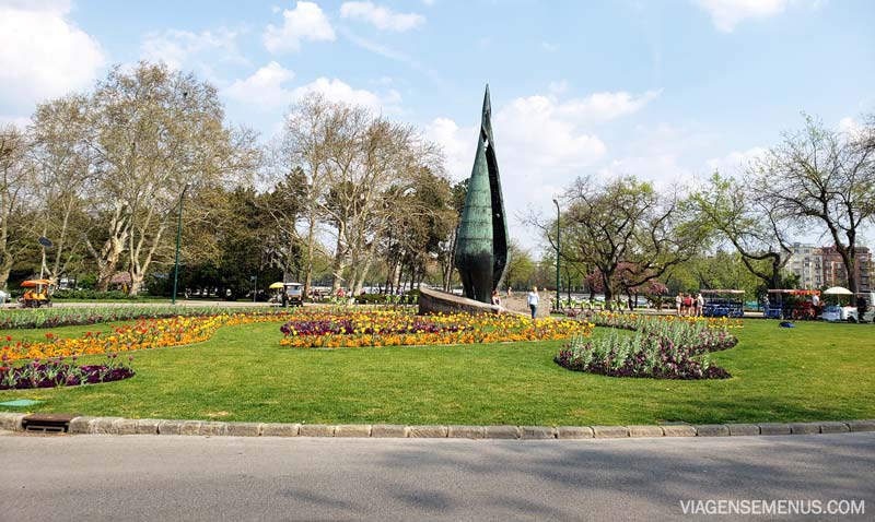 Passeio de barco em Budapeste - Ilha Margarida - monumento com um jardim em volta no parque