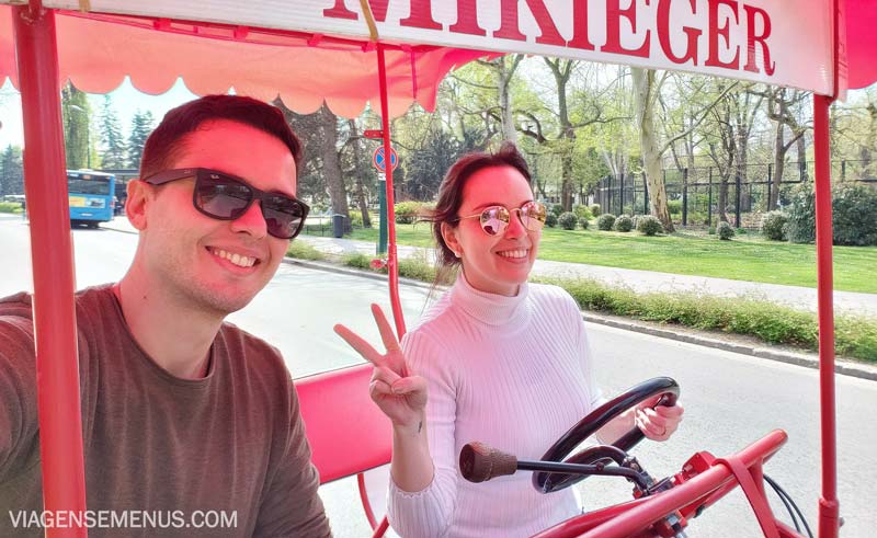 Passeio de barco em Budapeste - Livia e Samuel pedalando na Ilha Margarida