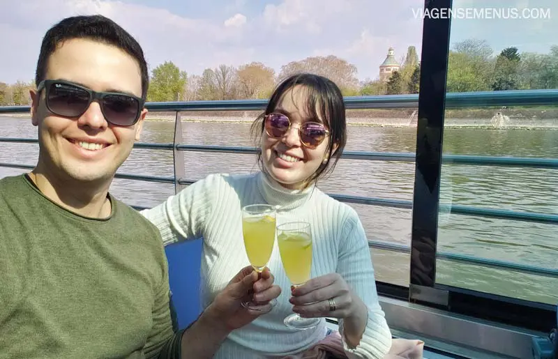 Passeio de barco em Budapeste - Livia e Samuel brindando dentro do barco