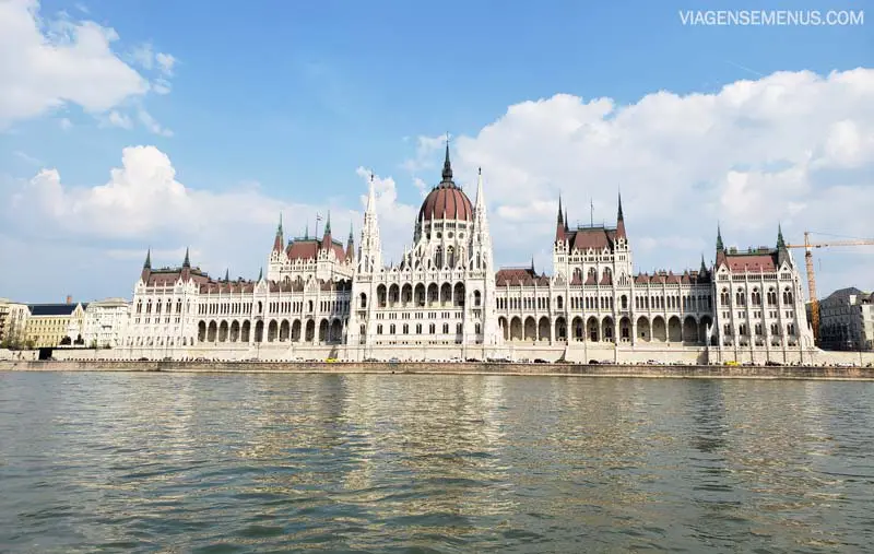 Passeio de barco em Budapeste - Parlamento Húngaro visto do rio