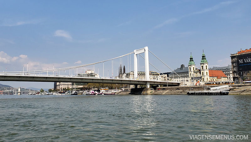 Passeio de barco em Budapeste - imagem da Ponte Elizabete, uma ponte branca com colunas altas