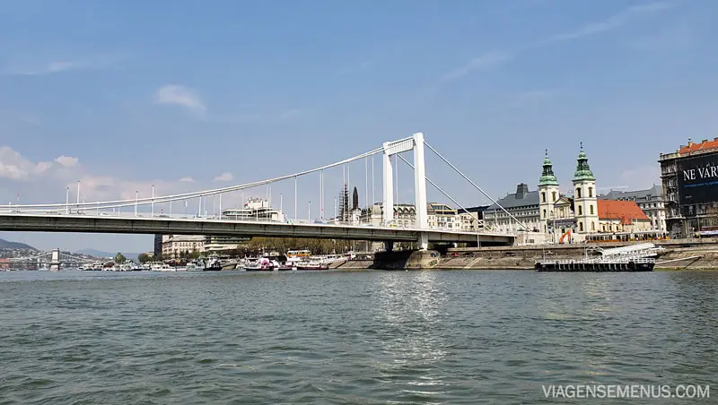 Passeio de barco em Budapeste - imagem da Ponte Elizabete, uma ponte branca com colunas altas
