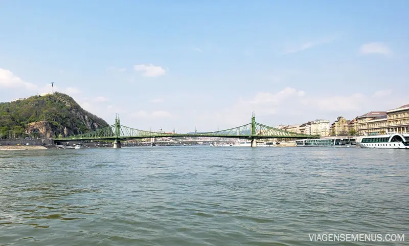 Passeio de barco em Budapeste - imagem da Ponte da Liberdade, uma ponte verde metalizada