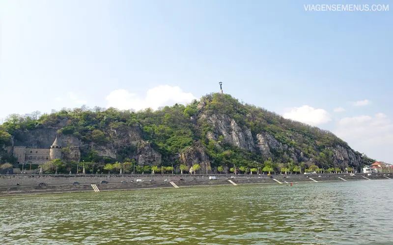 Passeio de barco em Budapeste - Citadella, um morro com várias árvores e uma estátua no topo