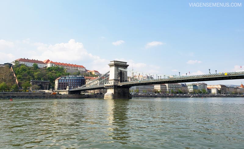 Passeio de barco em Budapeste - Ponte Lánchíd, uma ponte cinza sustentada por conrrentes