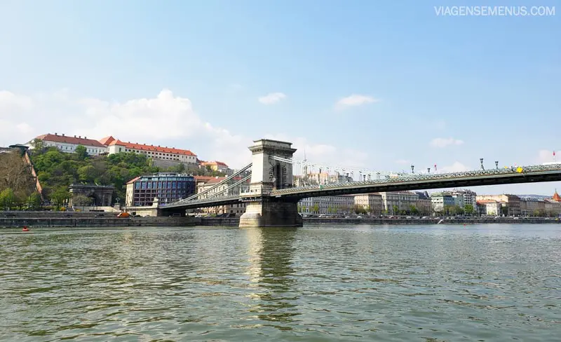 Passeio de barco em Budapeste - Ponte Lánchíd, uma ponte cinza sustentada por conrrentes