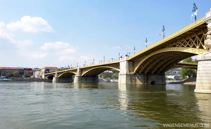 Passeio de barco em Budapeste - Ponte Margarida, uma ponte amarela