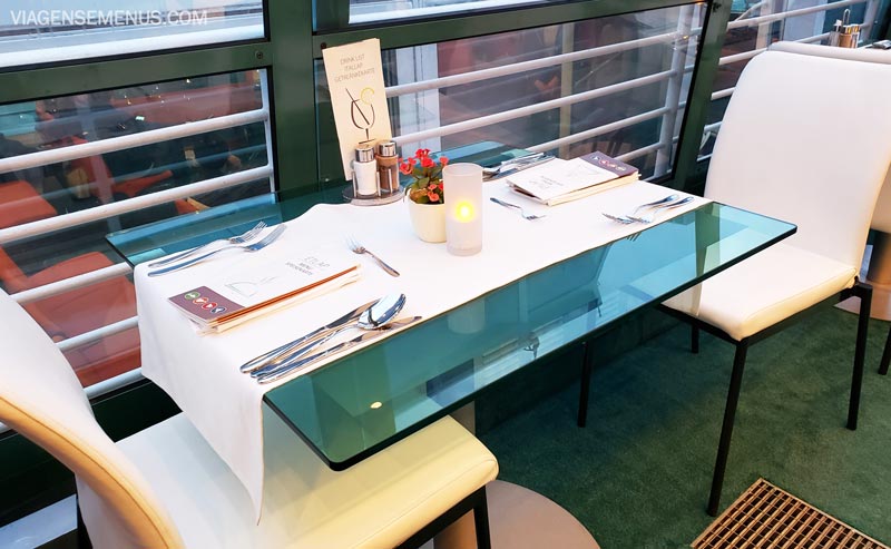 Passeio de barco em Budapeste - interior do barco de jantar da Legenda Cruises, imagem de mesa para dois na janela