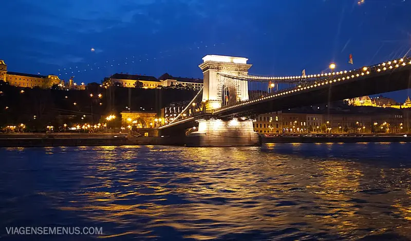 Passeio de barco noturno em Budapeste - Ponte Lánchíd iluminada, branca