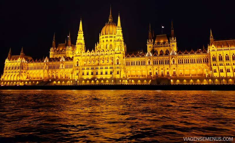 Passeio de barco noturno em Budapeste - Parlamento Húngaro iluminado de amarelo, ficando dourado