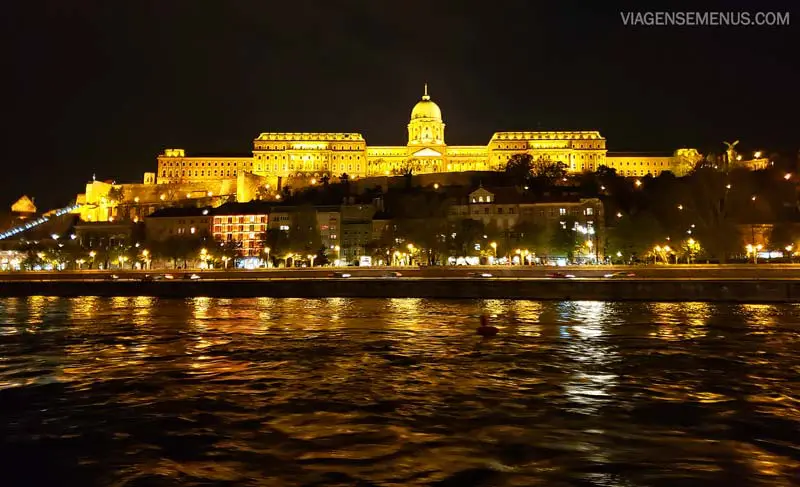 Passeio de barco noturno em Budapeste - Castelo de Buda iluminado, dourado