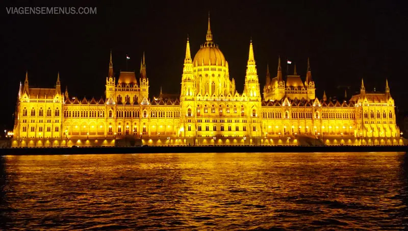 Passeio de barco noturno em Budapeste - Parlamento Húngaro mais de perto iluminado e deixando o rio dourado com o reflexo