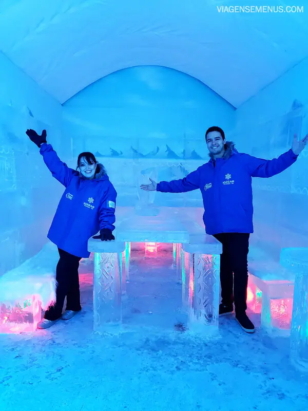 Icebar Fortaleza - mesa grande com 3 bancos de gelo
