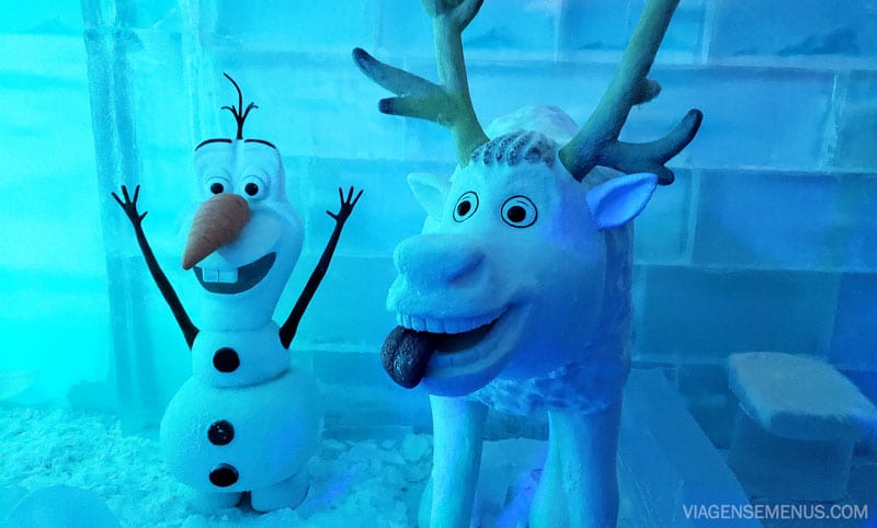 Icebar Fortaleza - bar de gelo, esculturas em gelo de um boneco e um alce