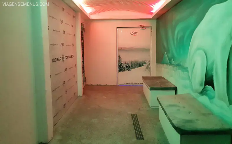 Icebar Fortaleza - salade aclimatação do bar de gelo, com dois bancos e paredes pintadas de neve e urso polar