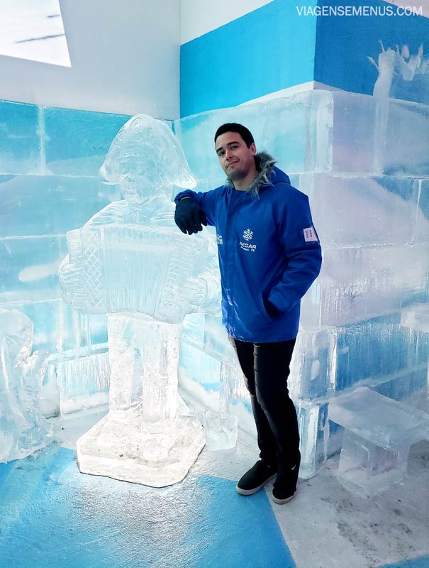 IceBar Fortaleza - Samuel encostado em uma escultura de sanfoneiro