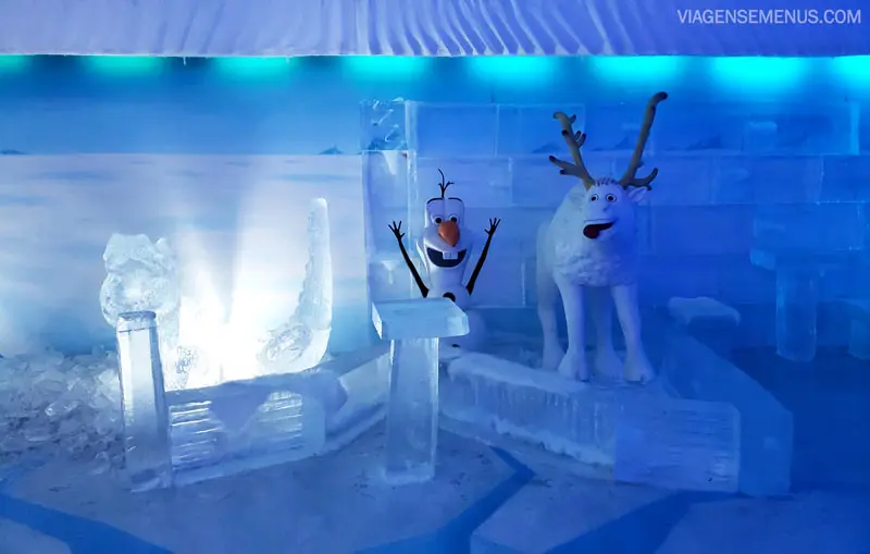 Icebar Fortaleza - espaço do bar de gelo, com esculturas de animais, mesinhas e bancos