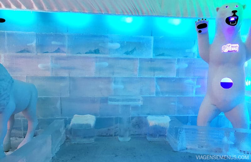 Icebar Fortaleza - escultura de mesa e 2 bancos de gelo e um urso em pé