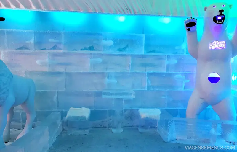 Icebar Fortaleza - escultura de mesa e 2 bancos de gelo e um urso em pé