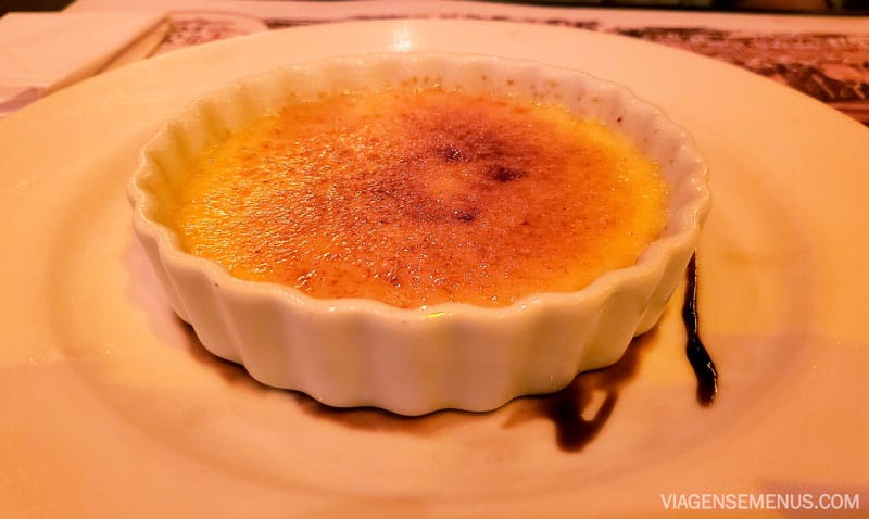 Paris 6 Fortaleza - sobremesa, creme brulee em uma loucinha branca
