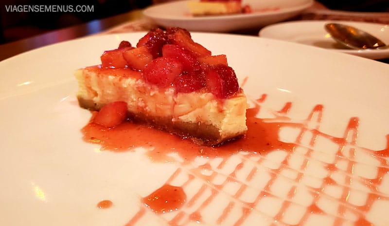 Paris 6 Fortaleza - sobremesa, cheesecake de morango, com frutas em cima e calda
