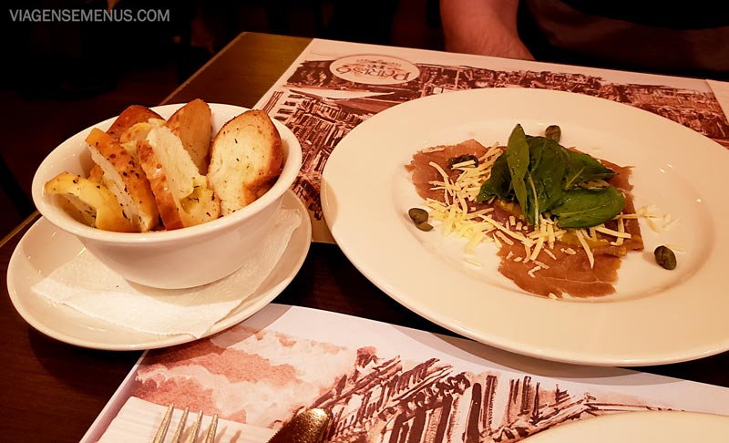 Paris 6 Fortaleza - entrada, carpaccio bem fino em um prato e uma cestinha com torradas ao lado