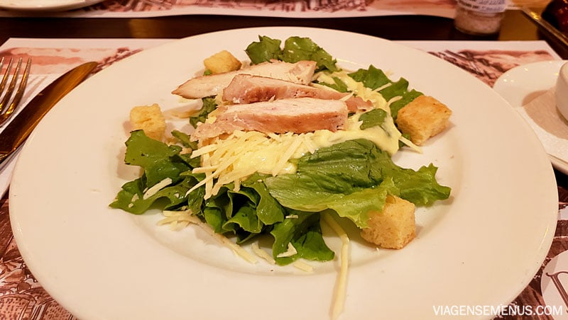 Paris 6 Fortaleza - entrada, salada com pedaços de franco e parmesão em cima de alface