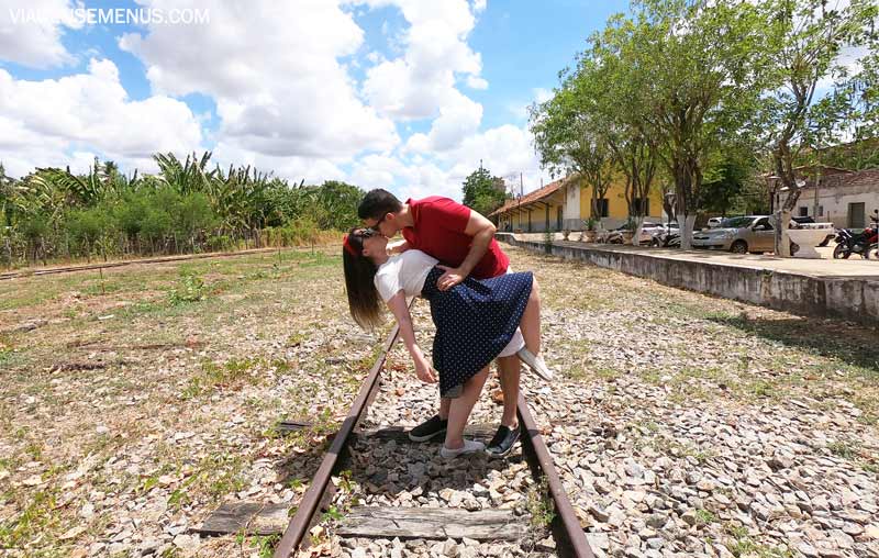Rota Caminhos de História e Fé, Baturité, Ceará - Livia e Samuel em pose romântica nos trilhos antigos da estação ferroviária