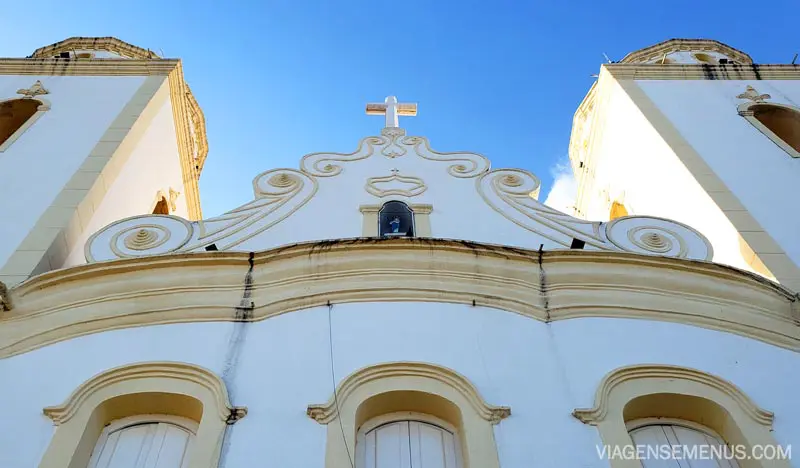 Rota Caminhos de História e Fé, Baturité, Ceará - Igreja Matriz vista de baixo pra cima, construção branca com detalhes amarelo claro