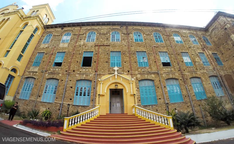 Mosteiro dos Jesuítas, Baturité, Ceará - fachada do mosteiro, com janelas azuis e escadaria vermelha