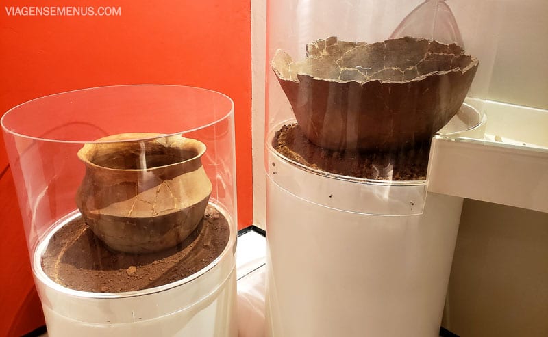 Rota Caminhos de História e Fé, Baturité -Museu Comunitário Serra do Evaristo - 2 vasilhas de barro encontradas nas escavações