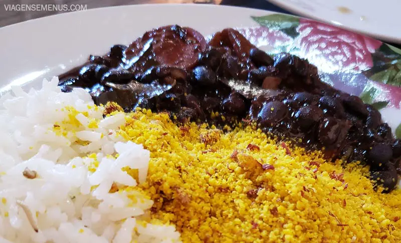 Almoço na Serra do Evaristo - feijoada, arroz branco e farofa
