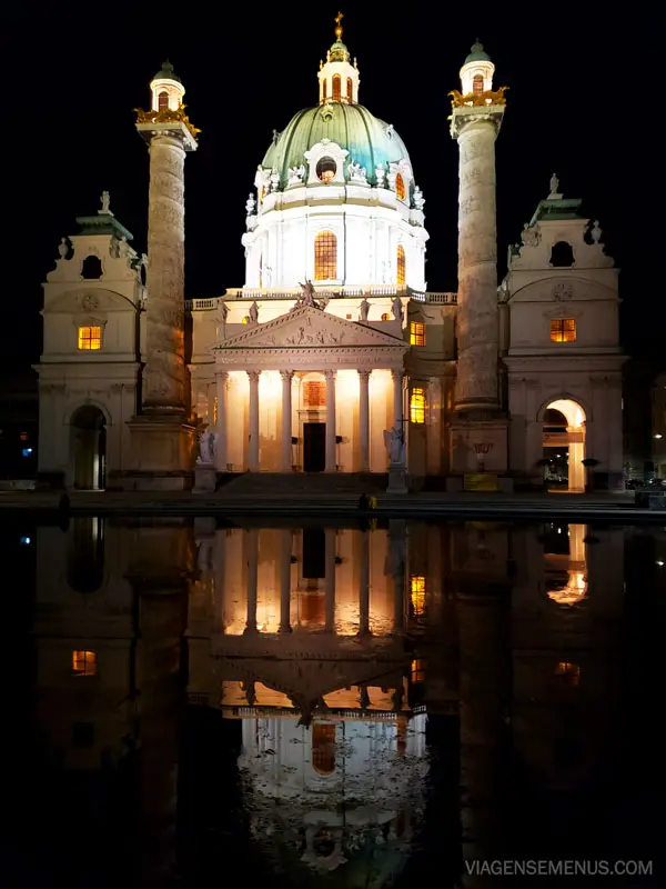 Karlskirche iluminada