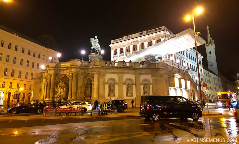 Viena à noite iluminada