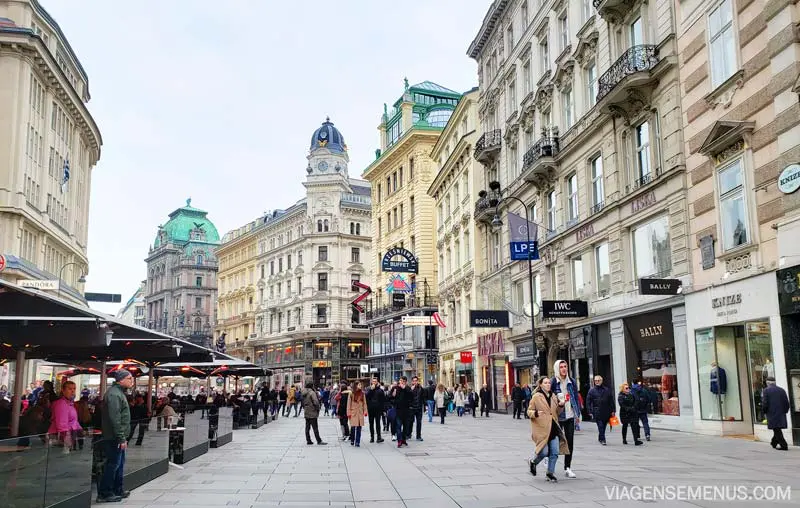 Onde ficar em Viena - bairro Innere Stadt, imagem de uma rua de pedestres com vários prédios históricos e restaurantes