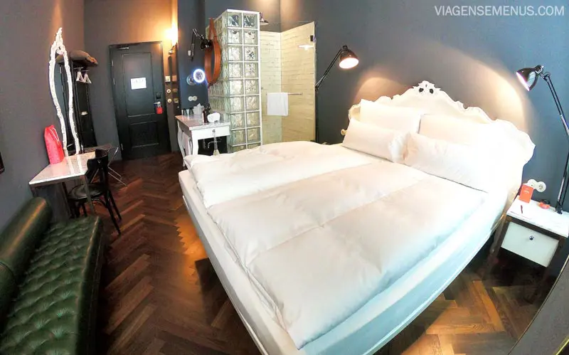 Hotel Grand Ferdinand, Viena - imagem do quarto mostrando a cama e o banheiro