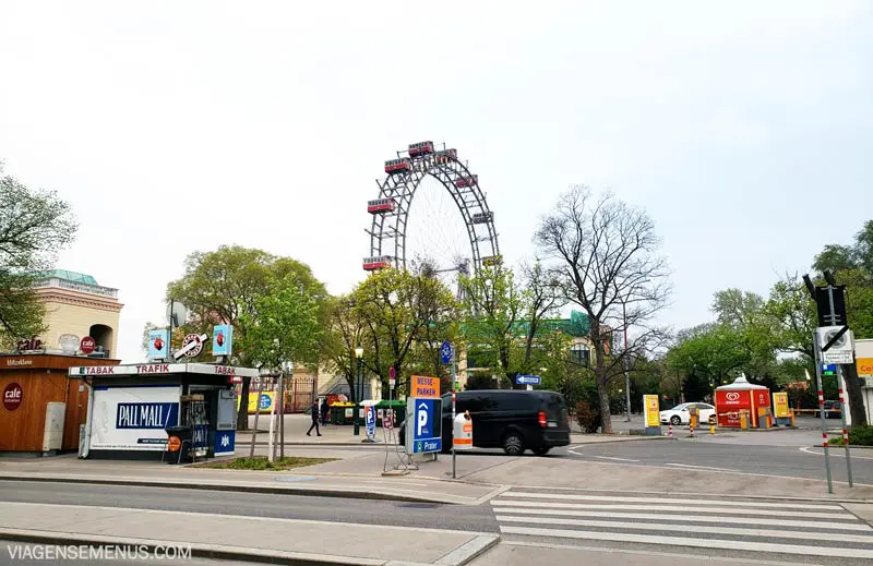 Onde ficar em Viena - bairro Leopoldstadt, vista do Parque Prater com árvores e a roda gigante de Viena