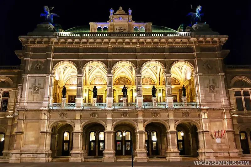 Ópera de Viena iluminada