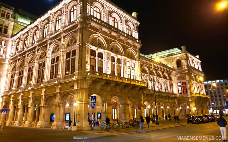 Ópera de Viena iluminada