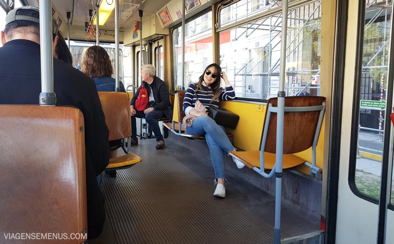 Livia sentada em um ônibus