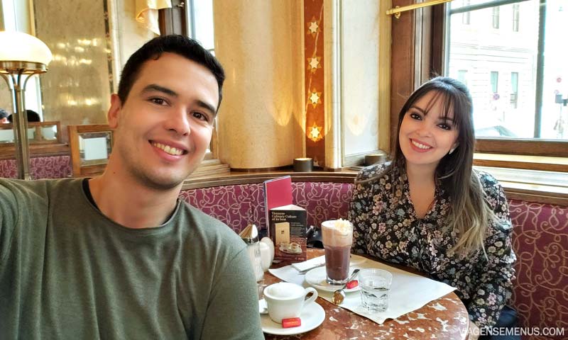 Viagem para Viena - Livia e Samuel em uma mesa no Café Central