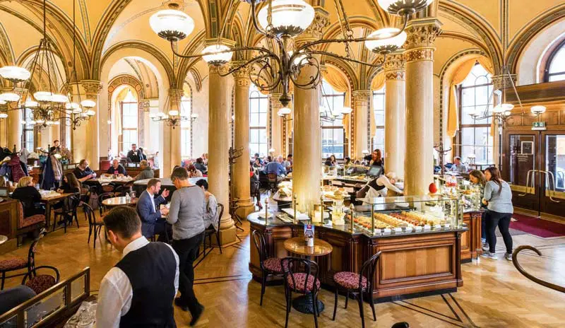 Viagem para Viena - salão do Café Central